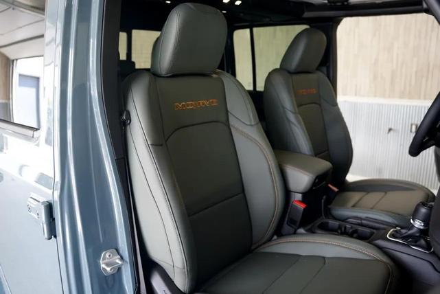 Photo of 2025 Anvil Clearcoat Jeep Gladiator