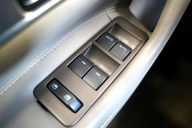 Photo of 2015 White Platinum Metallic Tri-Coat Lincoln MKX