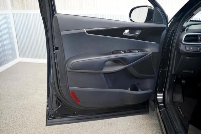 Photo of 2019 Ebony Black Kia Sorento