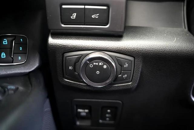 Photo of 2020 Star White Metallic Tri-Coat Ford Expedition Max