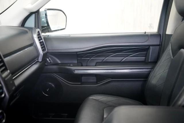 Photo of 2020 Star White Metallic Tri-Coat Ford Expedition Max