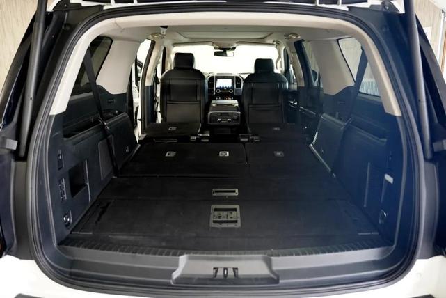 Photo of 2020 Star White Metallic Tri-Coat Ford Expedition Max