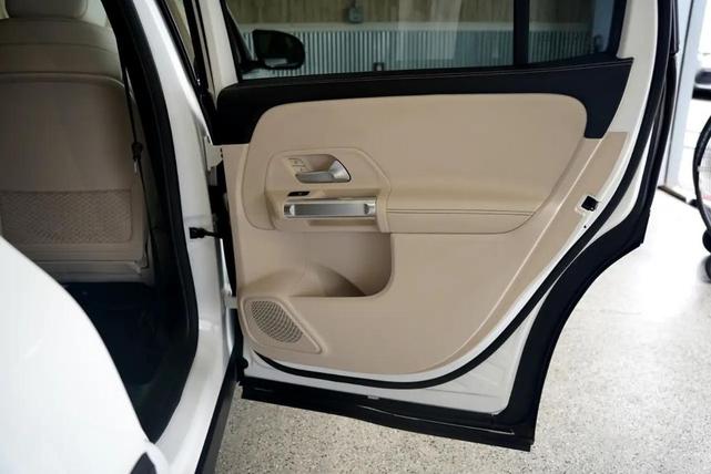 Photo of 2021 White Mercedes-Benz GLB 250