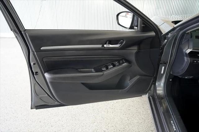 Photo of 2023 Gun Metallic Nissan Altima