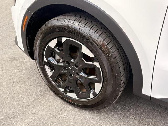 Photo of 2024 Glacial White Pearl Kia Sorento