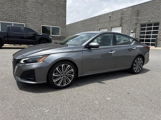 Photo of 2023 Gun Metallic Nissan Altima