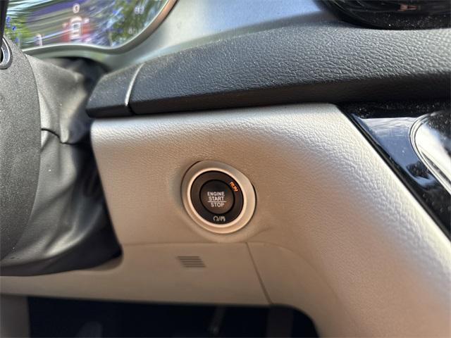 Photo of 2023 Bright White Clearcoat Chrysler Pacifica