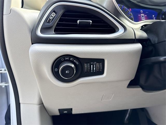 Photo of 2023 Bright White Clearcoat Chrysler Pacifica
