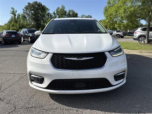 Photo of 2023 Bright White Clearcoat Chrysler Pacifica