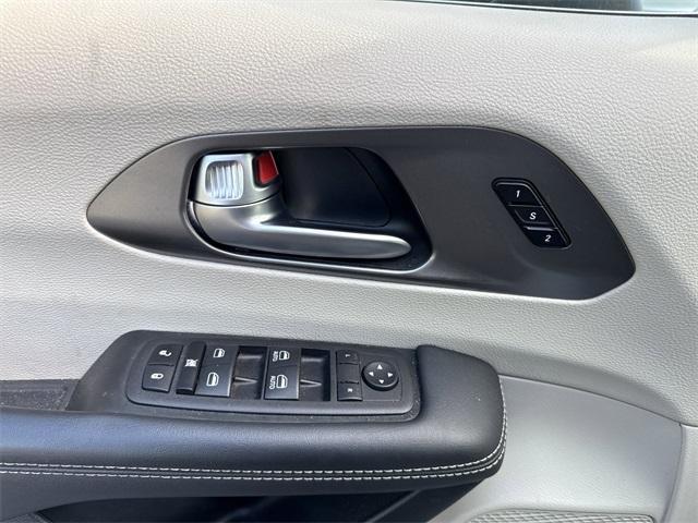 Photo of 2023 Bright White Clearcoat Chrysler Pacifica