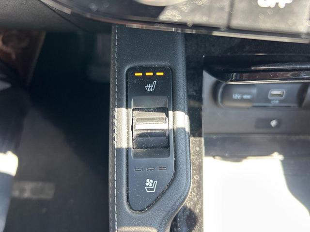 Photo of 2022 Glacial White Pearl Kia Telluride