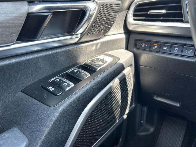 Photo of 2022 Glacial White Pearl Kia Telluride