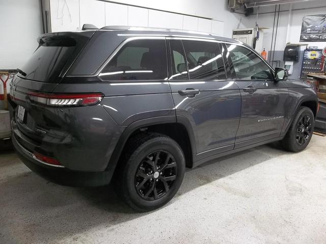 Photo of 2022 Metallic Jeep Grand Cherokee