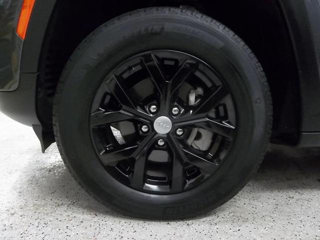 Photo of 2022 Metallic Jeep Grand Cherokee