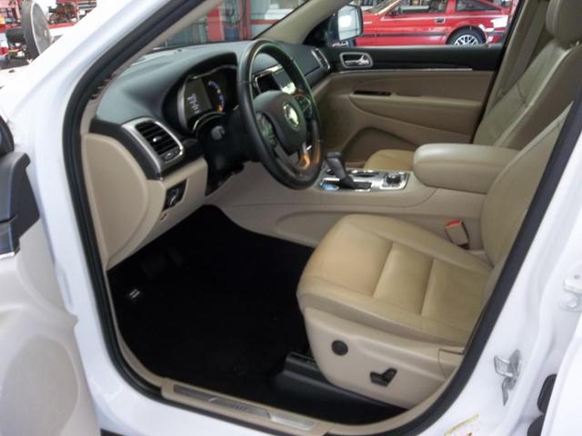 Photo of 2021 Bright White Clearcoat Jeep Grand Cherokee