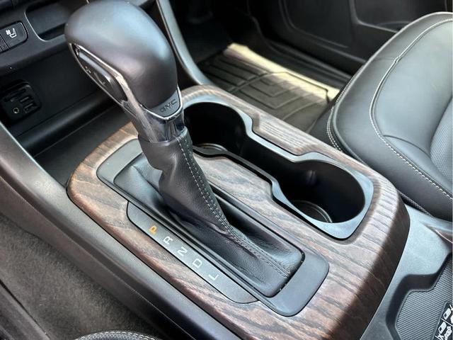 Photo of 2022 Summit White GMC Canyon
