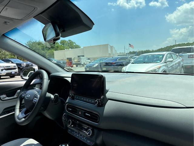 Photo of 2023 Lunar White Hyundai KONA