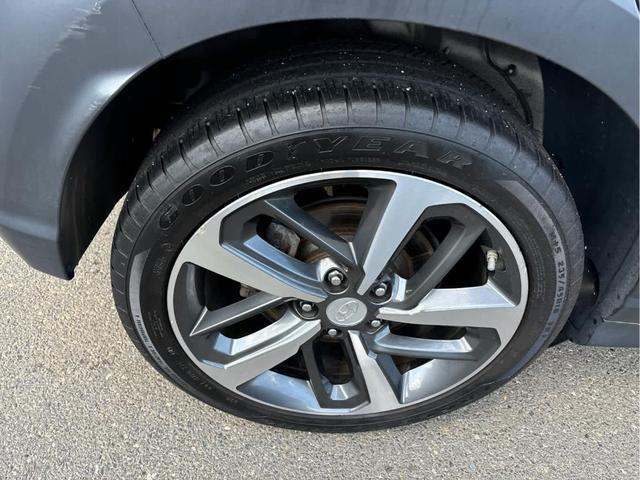 Photo of 2020 Chalk White Hyundai KONA