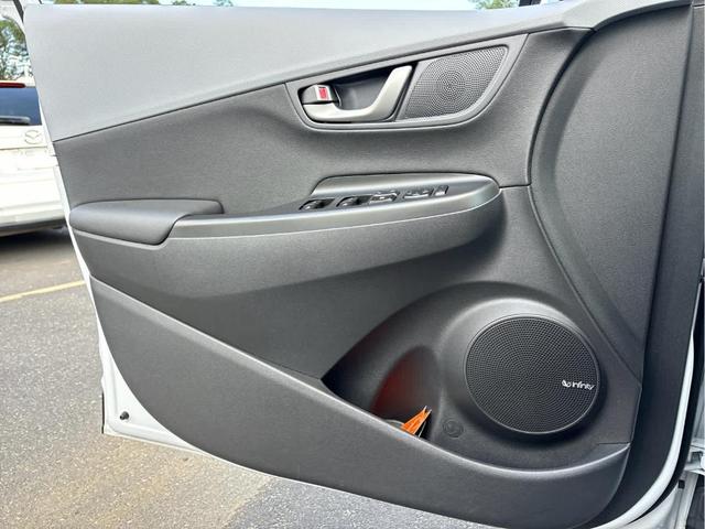 Photo of 2020 Chalk White Hyundai KONA