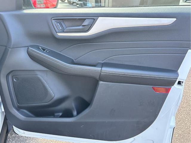 Photo of 2022 Star White Ford Escape