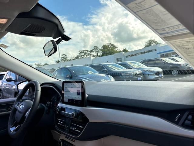 Photo of 2022 Star White Ford Escape
