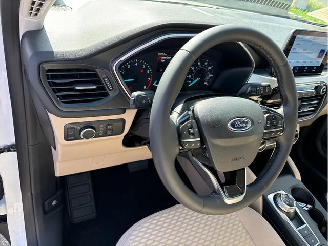 Photo of 2022 Star White Ford Escape