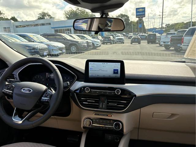 Photo of 2022 Star White Ford Escape