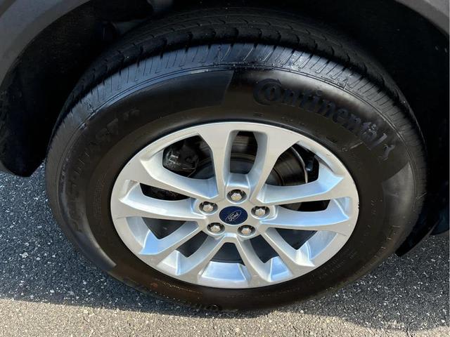 Photo of 2022 Star White Ford Escape