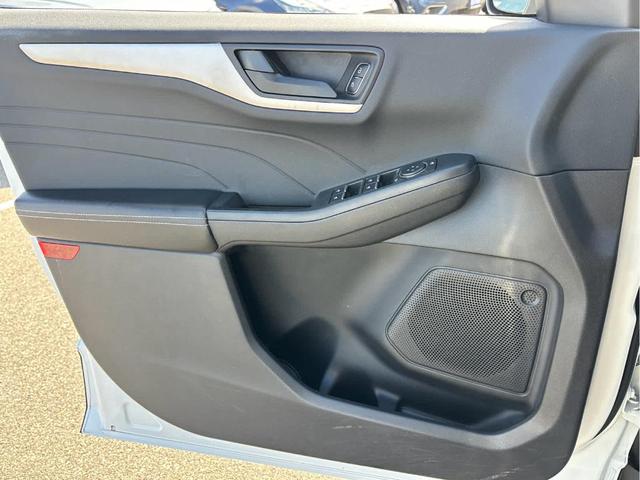 Photo of 2022 Star White Ford Escape