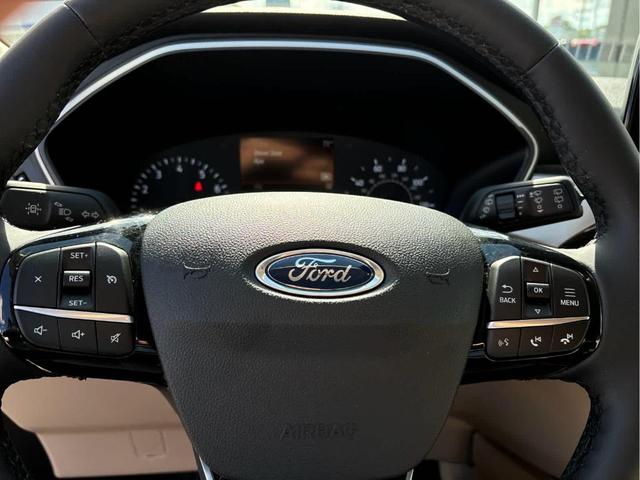Photo of 2022 Star White Ford Escape