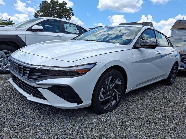 Photo of 2025 White Hyundai ELANTRA