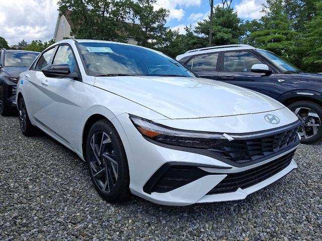 Photo of 2025 White Hyundai ELANTRA