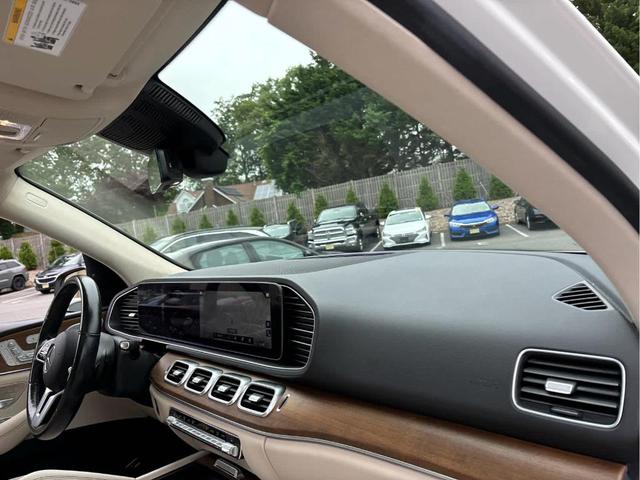 Photo of 2021 Polar White Mercedes-Benz GLE 350