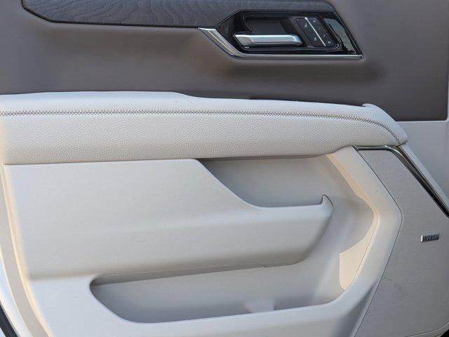 Photo of 2025 White Frost Tri-Coat GMC Yukon XL