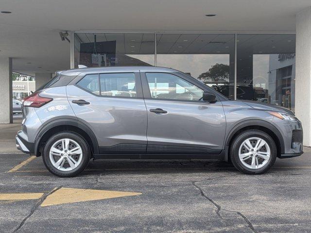 Photo of 2024 Gun Metallic Nissan Kicks