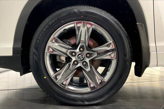 Photo of 2019 Blizzard Pearl Toyota Highlander Hybrid