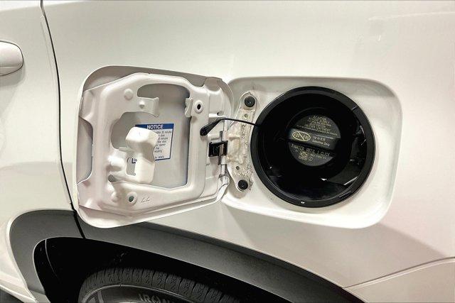 Photo of 2019 Blizzard Pearl Toyota Highlander Hybrid