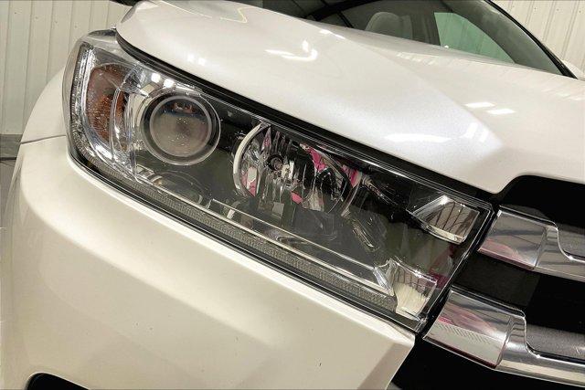 Photo of 2019 Blizzard Pearl Toyota Highlander Hybrid