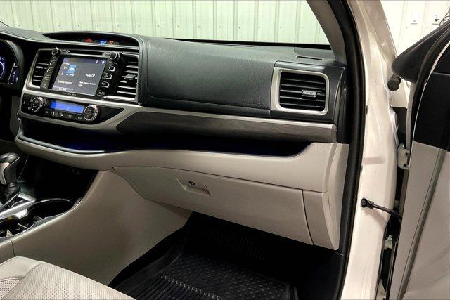 Photo of 2019 Blizzard Pearl Toyota Highlander Hybrid