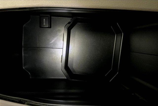 Photo of 2019 Blizzard Pearl Toyota Highlander Hybrid
