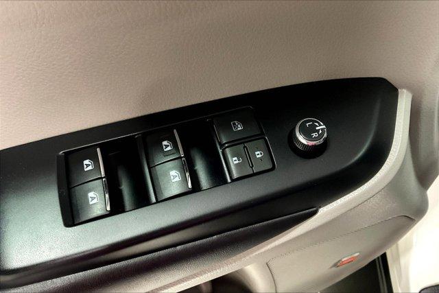 Photo of 2019 Blizzard Pearl Toyota Highlander Hybrid