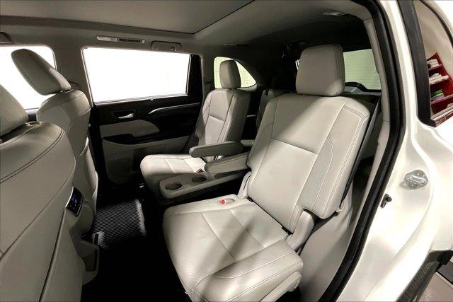Photo of 2019 Blizzard Pearl Toyota Highlander Hybrid