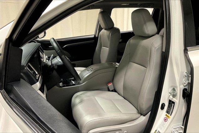 Photo of 2019 Blizzard Pearl Toyota Highlander Hybrid