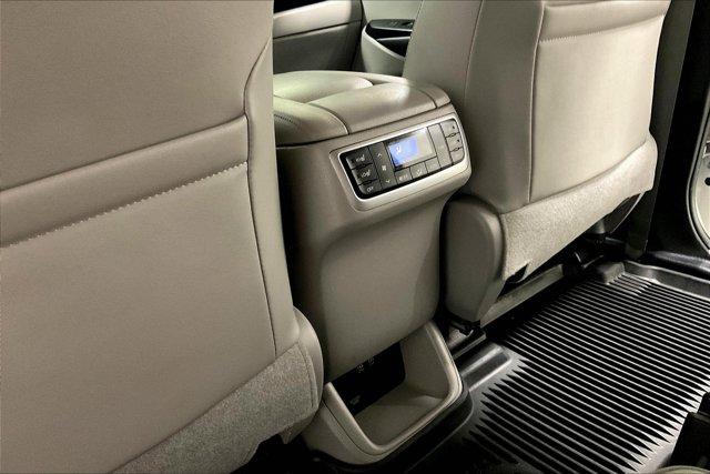 Photo of 2019 Blizzard Pearl Toyota Highlander Hybrid
