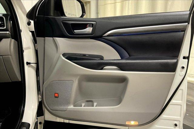 Photo of 2019 Blizzard Pearl Toyota Highlander Hybrid