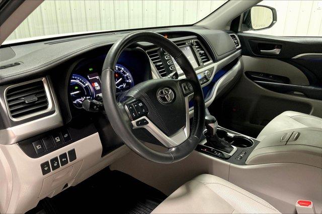 Photo of 2019 Blizzard Pearl Toyota Highlander Hybrid