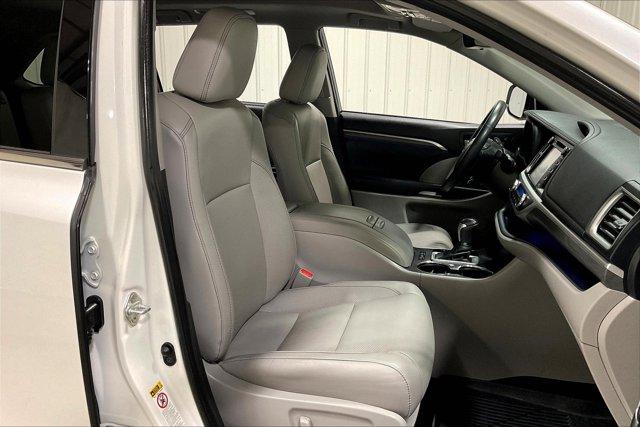 Photo of 2019 Blizzard Pearl Toyota Highlander Hybrid