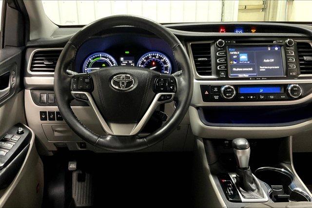 Photo of 2019 Blizzard Pearl Toyota Highlander Hybrid