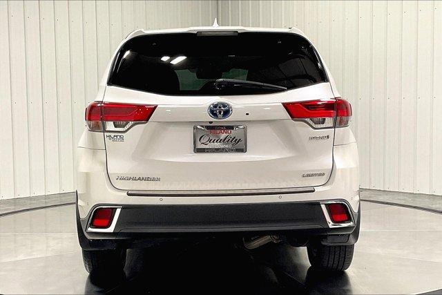 Photo of 2019 Blizzard Pearl Toyota Highlander Hybrid