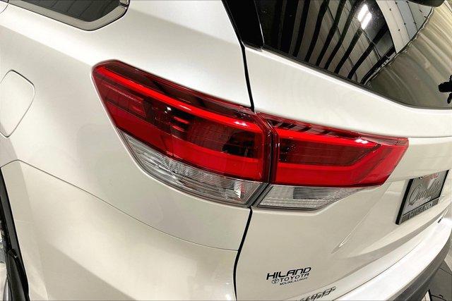Photo of 2019 Blizzard Pearl Toyota Highlander